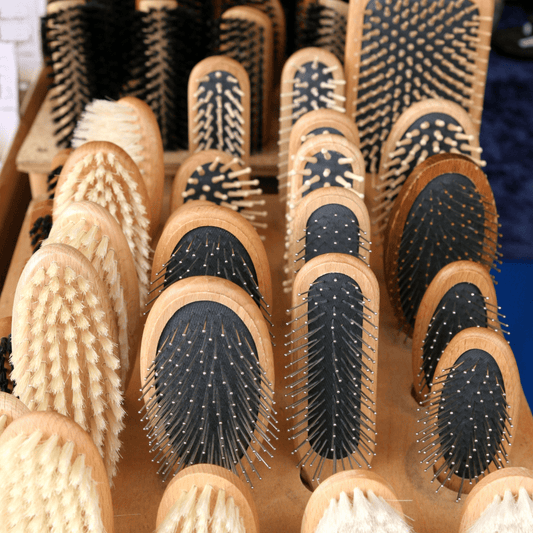 Qui a inventé la brosse à cheveux ! - Petits Plaisirs Malins