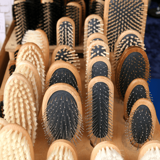 Qui a inventé la brosse à cheveux ! - Petits Plaisirs Malins