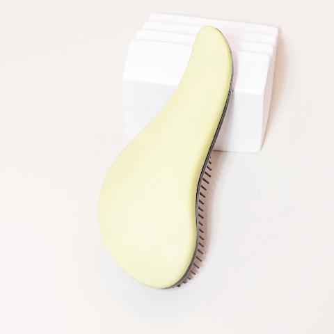 Brosse-a-cheveux-jaune