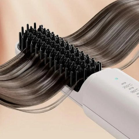 brosse-chauffante-sans-fil-dans-des-cheveux