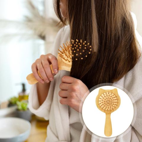 brosse-cheveux-bois-de-bambou-utilisé-par-une-femme